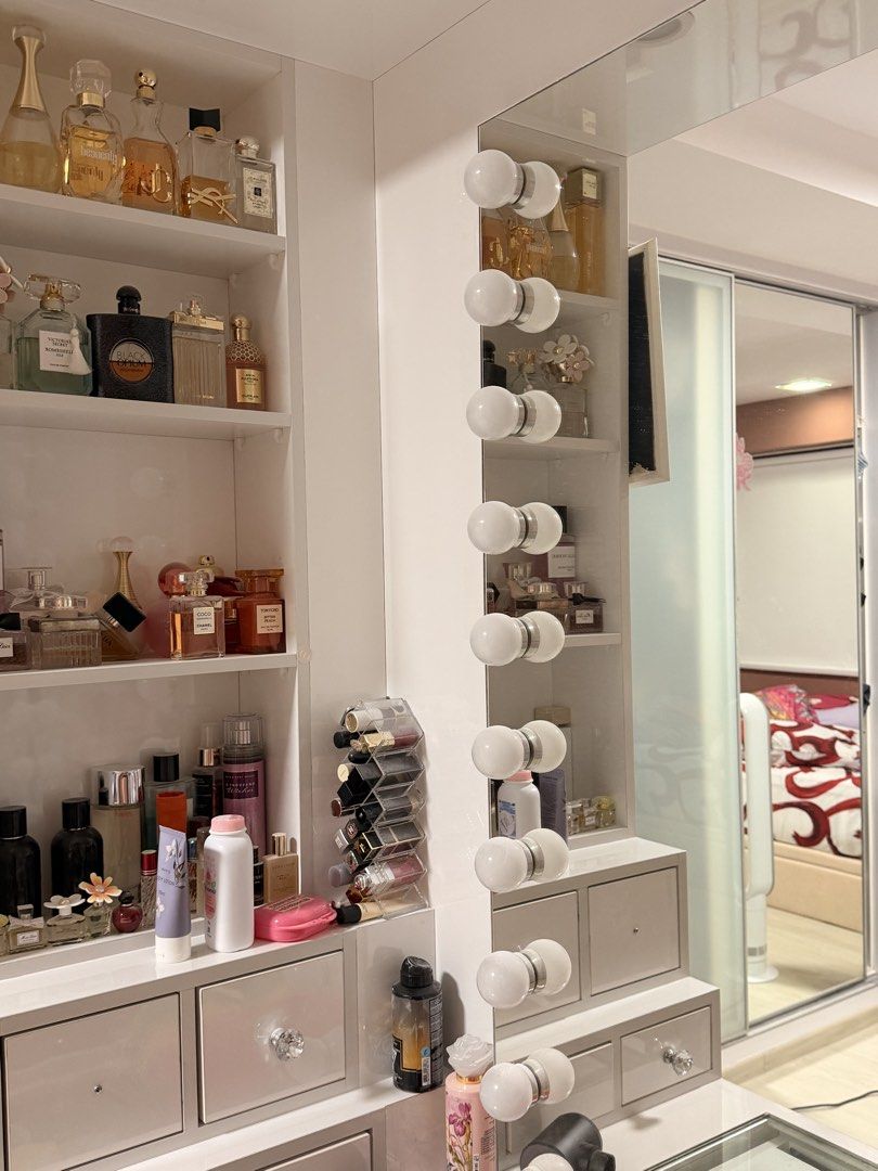 vanity dressing table (Category: Other Home Furniture) located in Singapore. Submitted by xxzz_ (Listing ID 1457681749, Image 3). Description: large size comes with lights many compartments used have to dismantle on your own and get your own delivery .