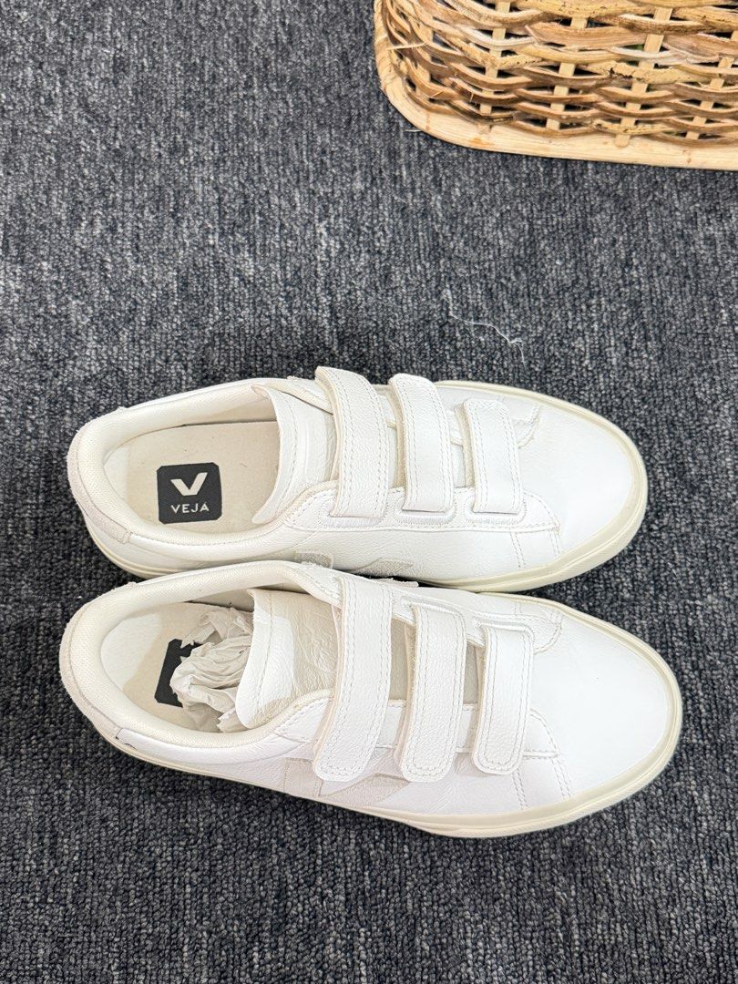 VEJA RECIFE 22cm on tag (Category: Sneakers) located in Balanga. Submitted by serene_spacexs (Listing ID 1457598998, Image 3). Description: Used once only With box 100% ORIGINAL Like new condition No issue.
