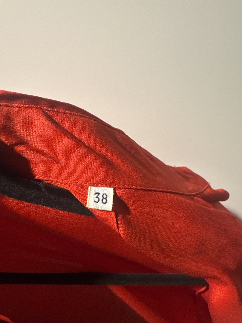 Versace （分類：襯衫）位於 Hong Kong。 由 loved_goodz 提交（商品編號 1457579642，圖片 4）。簡介： Red Versace shirt kept in pristine condition 。