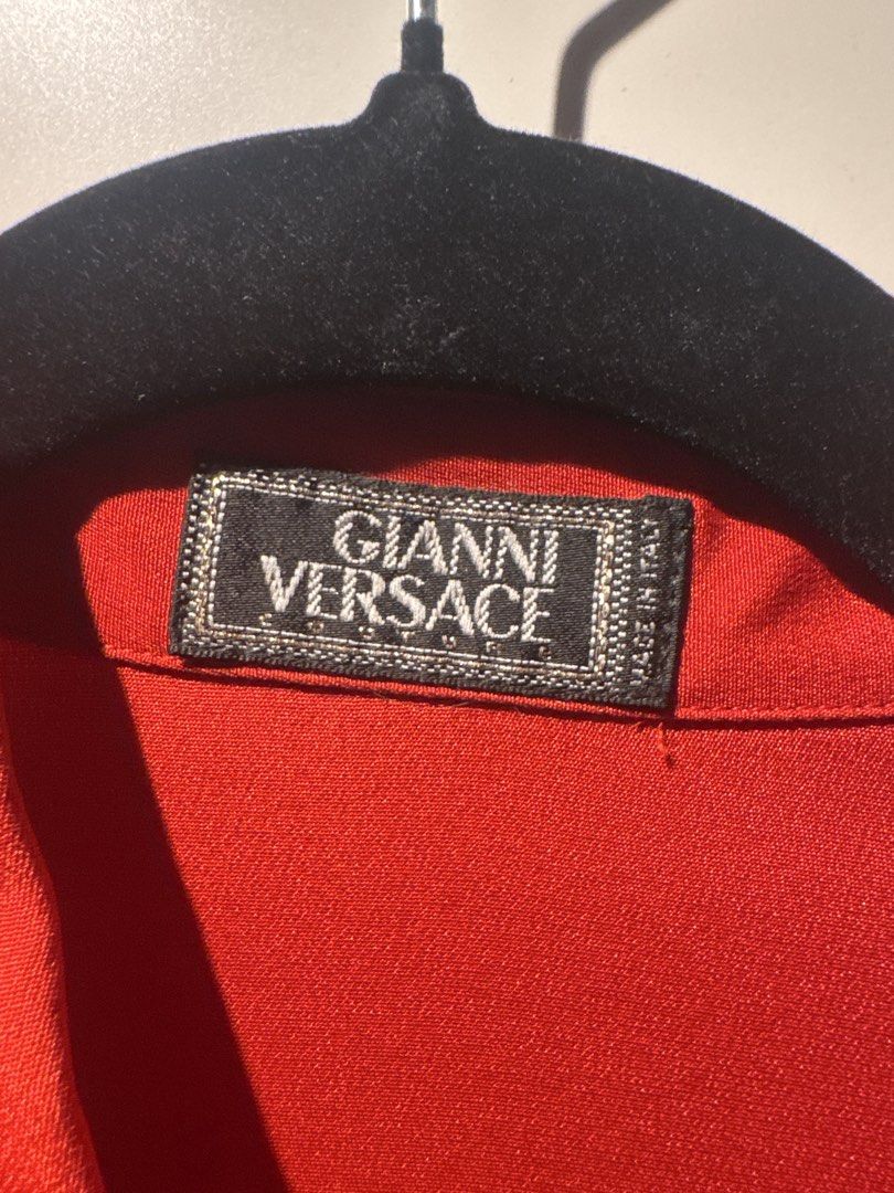 Versace （分類：襯衫）位於 Hong Kong。 由 loved_goodz 提交（商品編號 1457579642，圖片 3）。簡介： Red Versace shirt kept in pristine condition 。