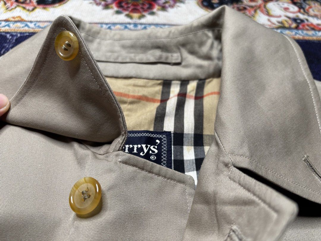 Vintage Burberrys Single-breasted Raglan Coat (Category: Luxury Apparel) located in Valenzuela. Submitted by telagram (Listing ID 1457682690, Image 2). Description: Width - 23 Length - 44.6 Shoulder - Free size Sleeves - Free size.