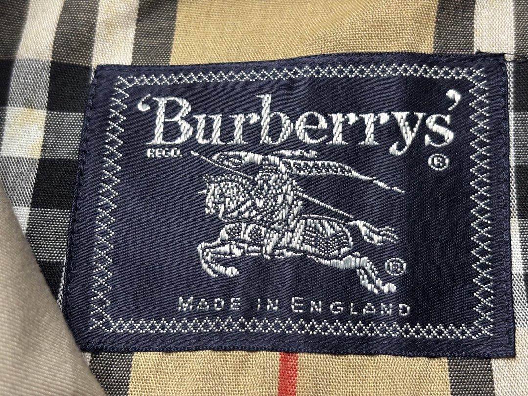 Vintage Burberrys Single-breasted Raglan Coat (Category: Luxury Apparel) located in Valenzuela. Submitted by telagram (Listing ID 1457682690, Image 3). Description: Width - 23 Length - 44.6 Shoulder - Free size Sleeves - Free size.