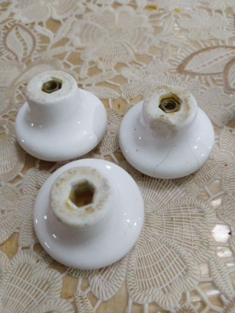 Vintage Glazed Ceramic Pull Knobs (Category: Hooks & Hangers) located in Sungai Buloh. Submitted by idotcollection (Listing ID 1457567081, Image 3). Description: 3.8cm floral 3.5cm plain removed from vintage furniture not for fuzzy buyers.