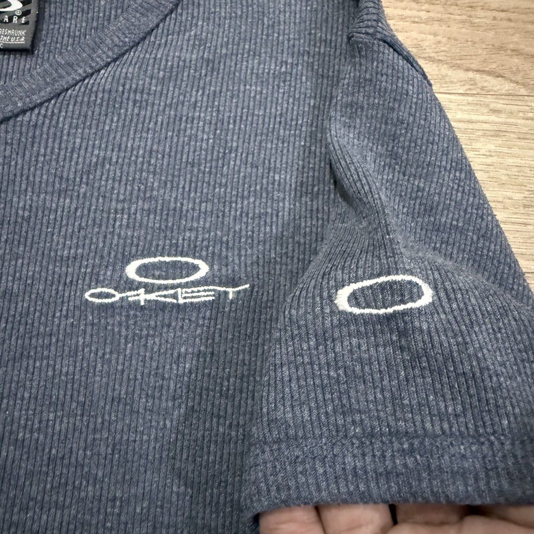 Vintage Oakley Software Vneck shirt (Category: Shirts) located in Imus. Submitted by casterhitz (Listing ID 1457601660, Image 2). Description: Medium 20x27 No issue Excellent condition .