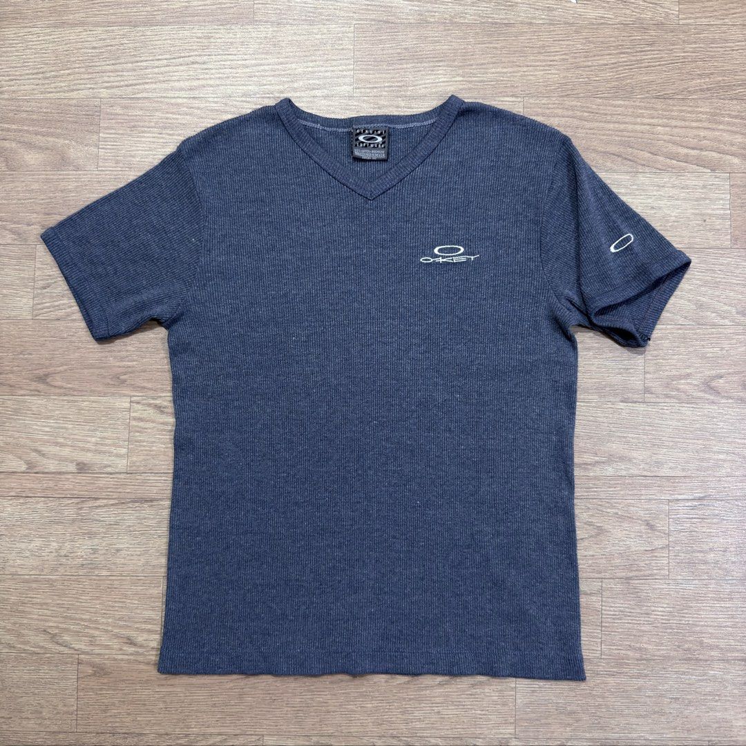 Vintage Oakley Software Vneck shirt (Category: Shirts) located in Imus. Submitted by casterhitz (Listing ID 1457601660, Image 1). Description: Medium 20x27 No issue Excellent condition .