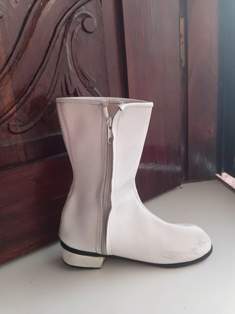 WHITE BOOTS (Category: Boots) located in Manila. Submitted by grace.s_grace (Listing ID 1457706009, Image 3). Description: WHITE BOOTS LIGHTLY USED - minimal scratches on the bottom part, and some dirt on the sides REASON FOR SELLING - does not fit anymore ! NEGOTIABLE !.