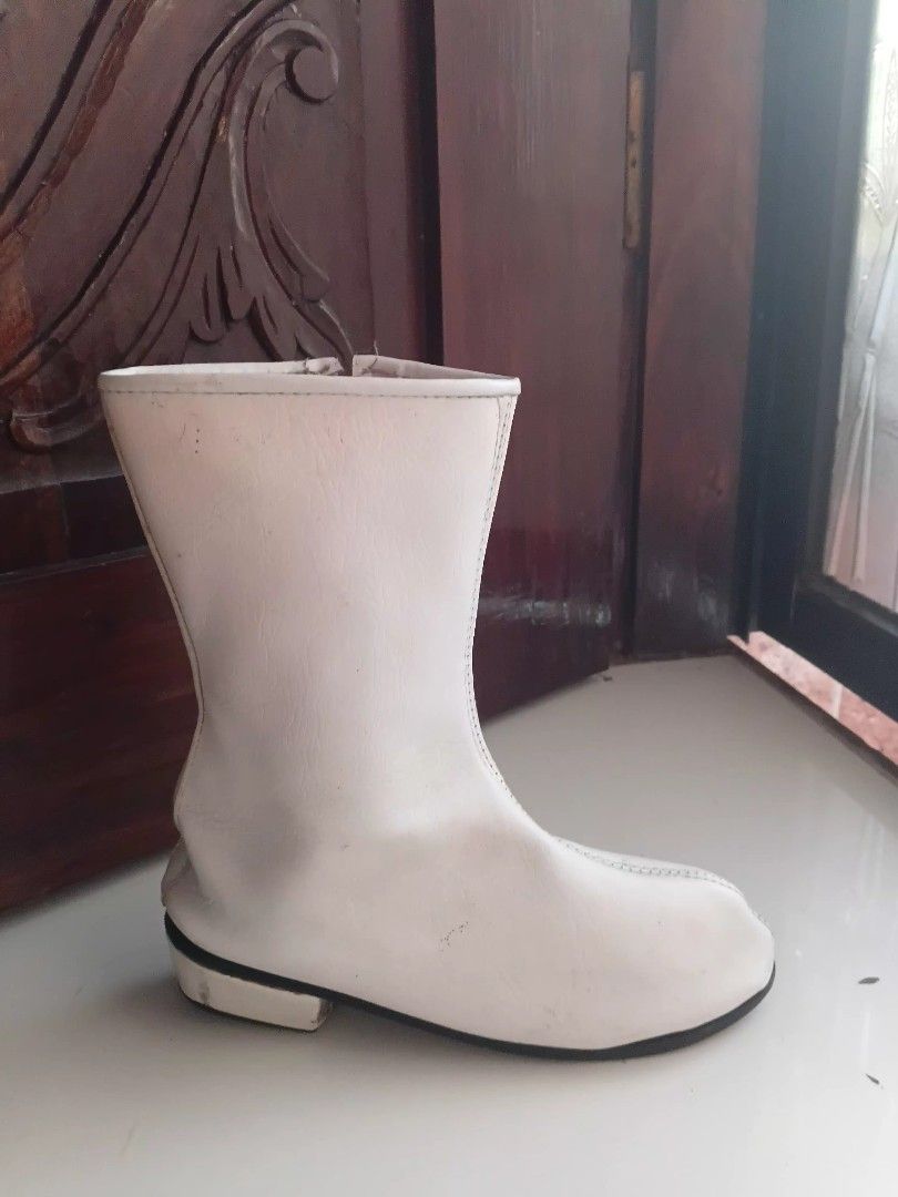 WHITE BOOTS (Category: Boots) located in Manila. Submitted by grace.s_grace (Listing ID 1457706009, Image 2). Description: WHITE BOOTS LIGHTLY USED - minimal scratches on the bottom part, and some dirt on the sides REASON FOR SELLING - does not fit anymore ! NEGOTIABLE !.