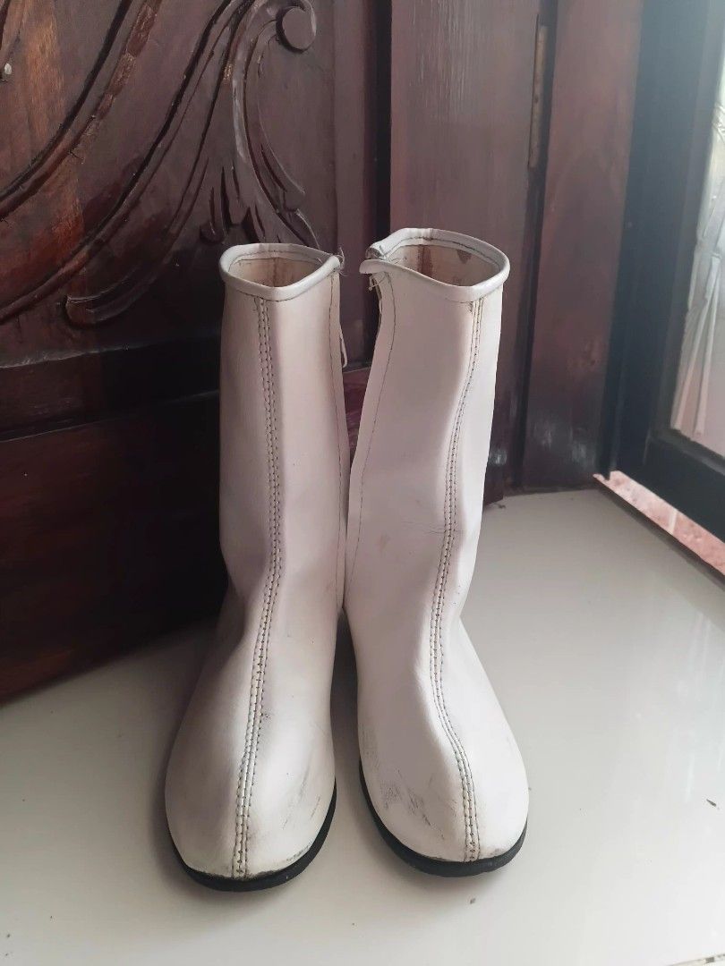WHITE BOOTS (Category: Boots) located in Manila. Submitted by grace.s_grace (Listing ID 1457706009, Image 1). Description: WHITE BOOTS LIGHTLY USED - minimal scratches on the bottom part, and some dirt on the sides REASON FOR SELLING - does not fit anymore ! NEGOTIABLE !.