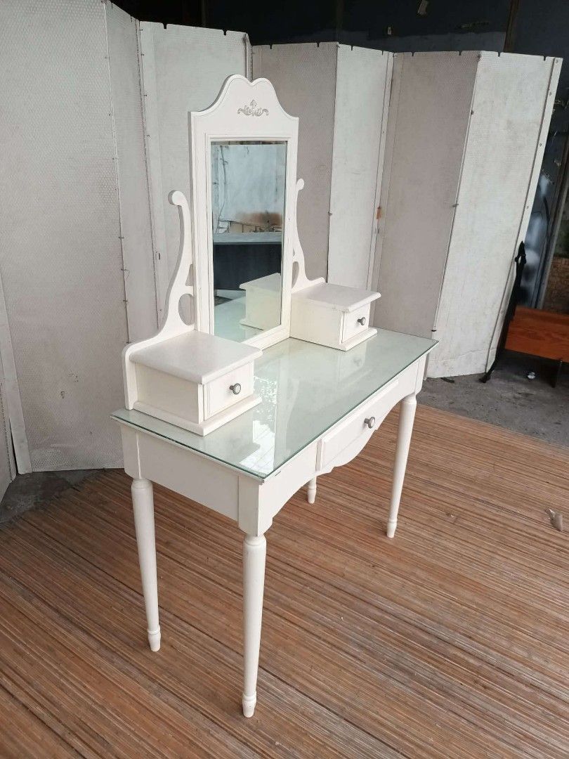 White Dressing Table with Mirror and Drawers (Category: Tables & Sets) located in Antipolo. Submitted by roselle001 (Listing ID 1457652604, Image 3). Description: - Elegant white dressing table - Features a clear glass tabletop - Includes 3 drawers for storage: 2 small top drawers and 1 large front drawer - Drawers lined with charming floral print - Stylish tapered legs - Ideal for organizing your makeup and accessories.
