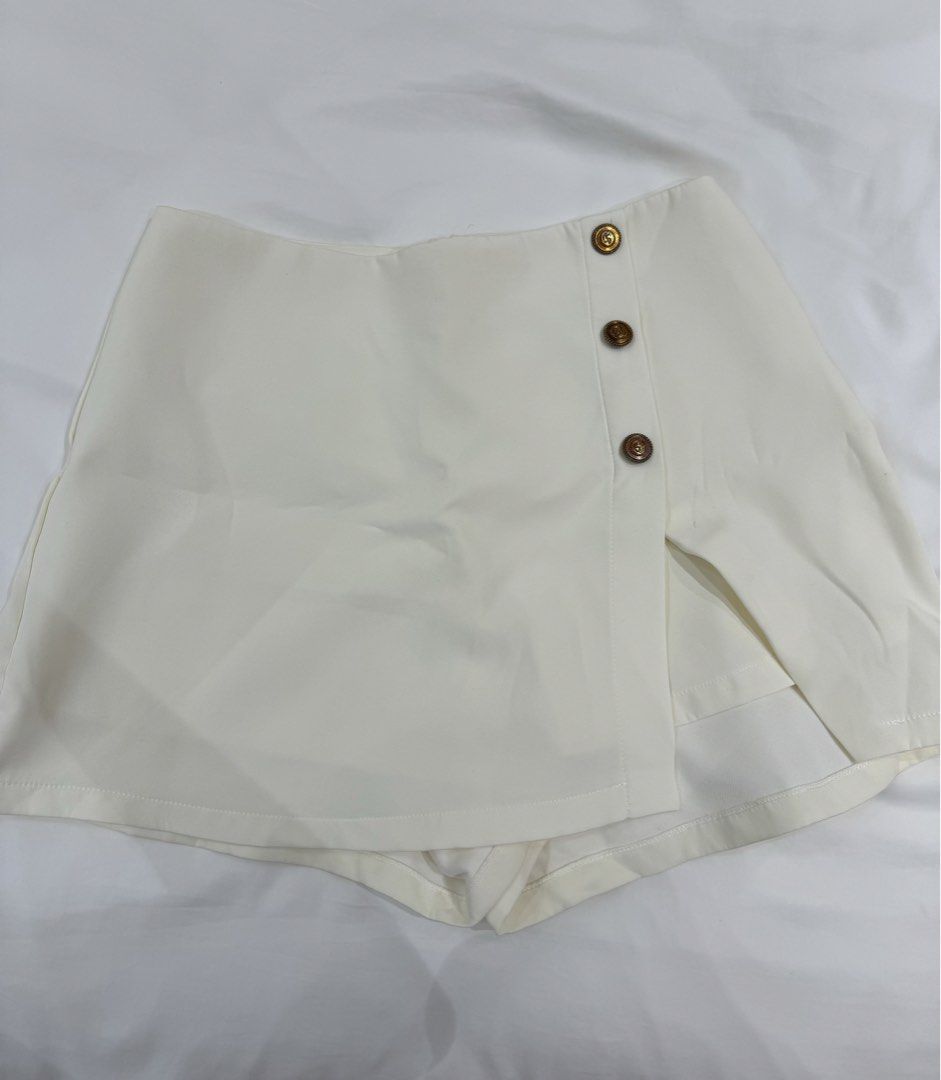 High Waist White Skort (Category: Skirts) located in Manila. Submitted by young_mky888 (Listing ID 1457574512, Image 1). Description: - With three front buttons - High Waist Skort.