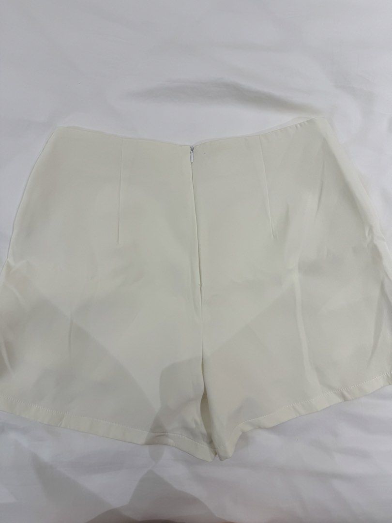 High Waist White Skort (Category: Skirts) located in Manila. Submitted by young_mky888 (Listing ID 1457574512, Image 2). Description: - With three front buttons - High Waist Skort.