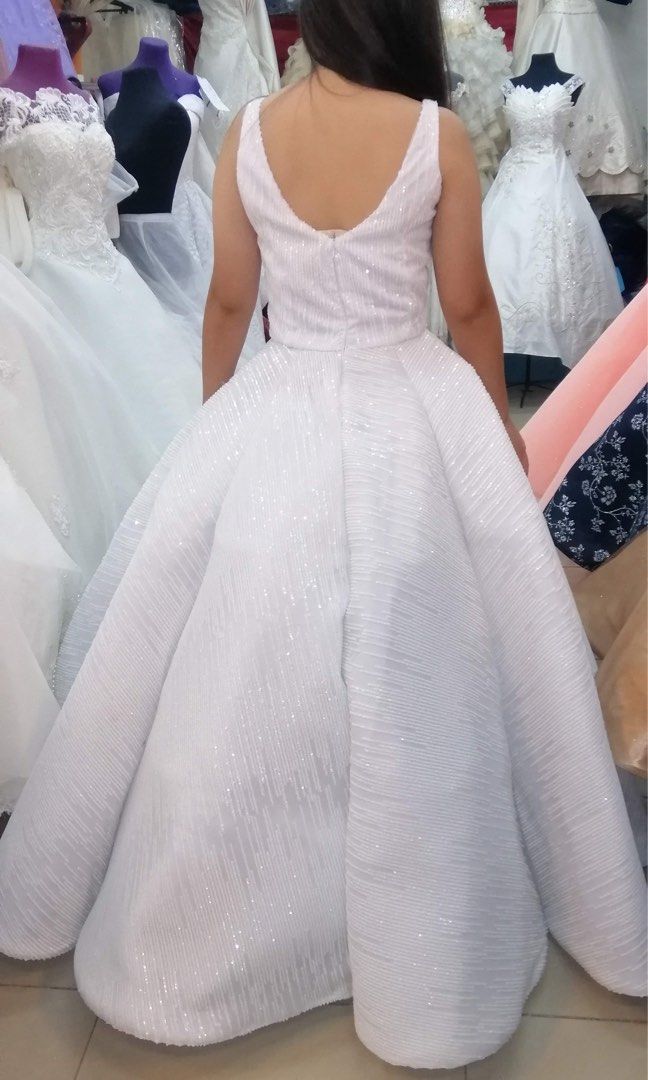 White/ Wedding Sequin Ball Gown (Category: Evening dresses & gowns) located in Carmona. Submitted by dkimch (Listing ID 1457602457, Image 2). Description: - Shimmering white ball gown - V-neck bodice - Full, floor-length skirt - Entirely covered in sequins - Zipper closure at the back - Ideal for formal events, weddings, or prom - Creates a beautiful and flattering silhouette - Petticoat .