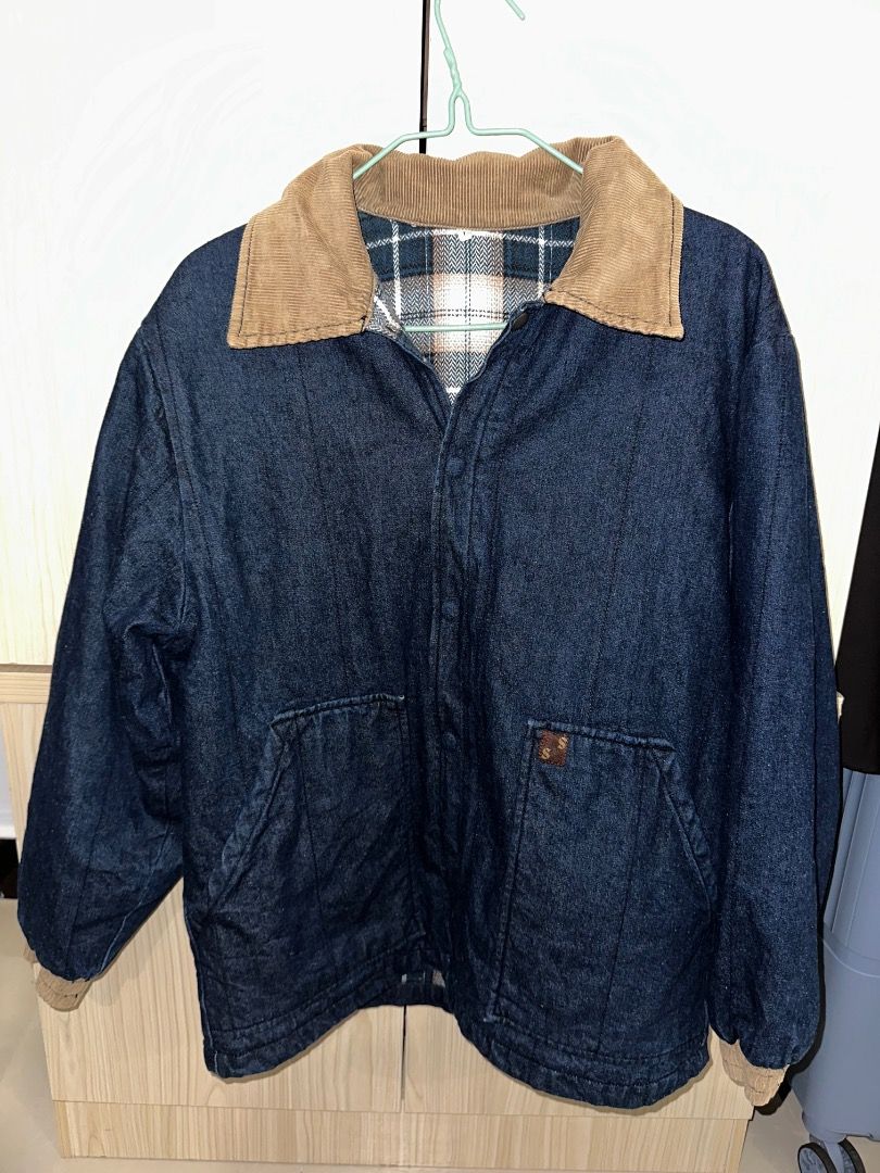 Winter Denim jacket （分類：外套及戶外衣服）位於 Hong Kong。 由 abigailvdh_123 提交（商品編號 1457709393，圖片 1）。簡介： Large denim jacket with plaid inner and beige collar。
