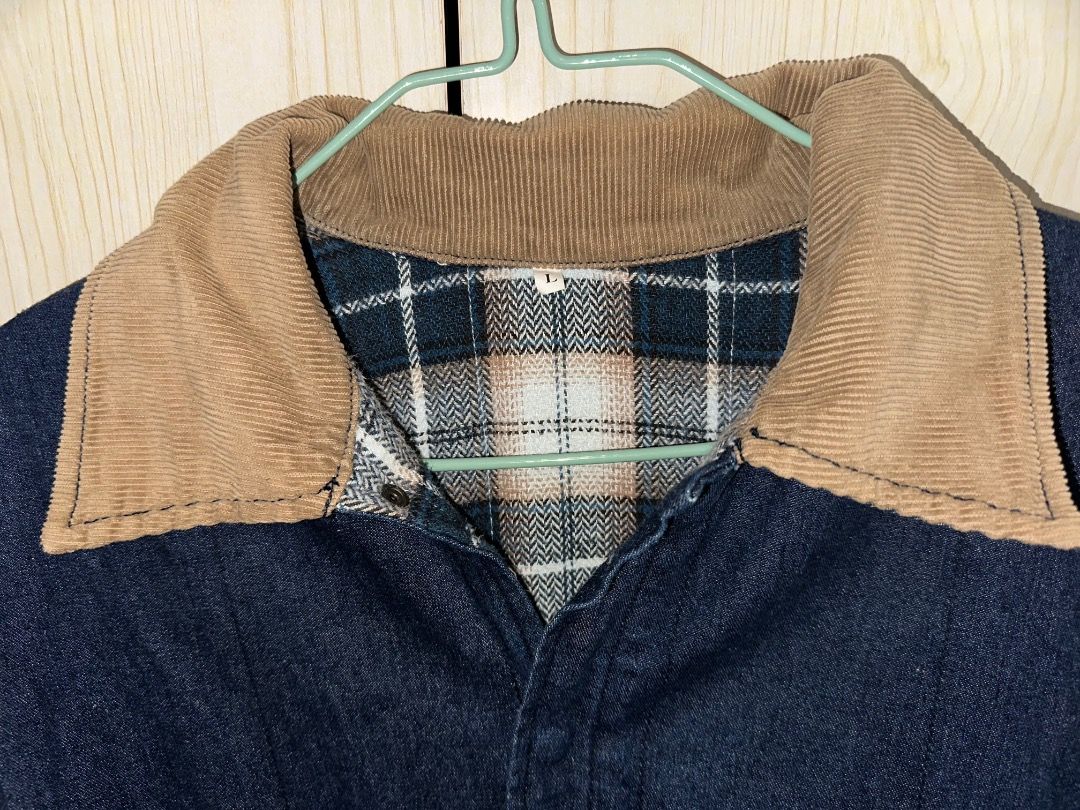Winter Denim jacket （分類：外套及戶外衣服）位於 Hong Kong。 由 abigailvdh_123 提交（商品編號 1457709393，圖片 2）。簡介： Large denim jacket with plaid inner and beige collar。