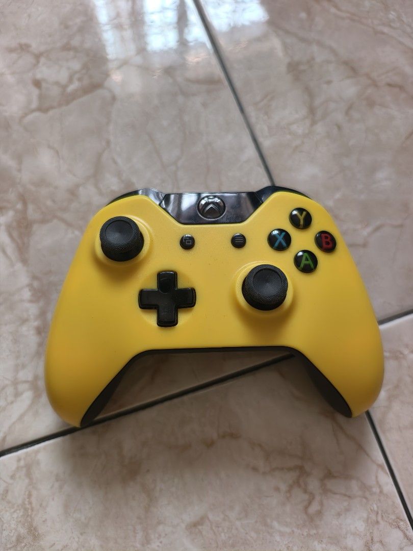 Xbox One controller (Category: Controllers) located in Ayer Keroh. Submitted by luq765 (Listing ID 1457544165, Image 1). Description: Xbox One controller with third party yellow shell. This is the earlier version of the xbox one controller with micro usb port with no bluetooth connectivity. Works wirelessly with xbox only and I have tested it with my xbox series x. For windows only working with wired or need to buy dongle to work wirelessly. Work