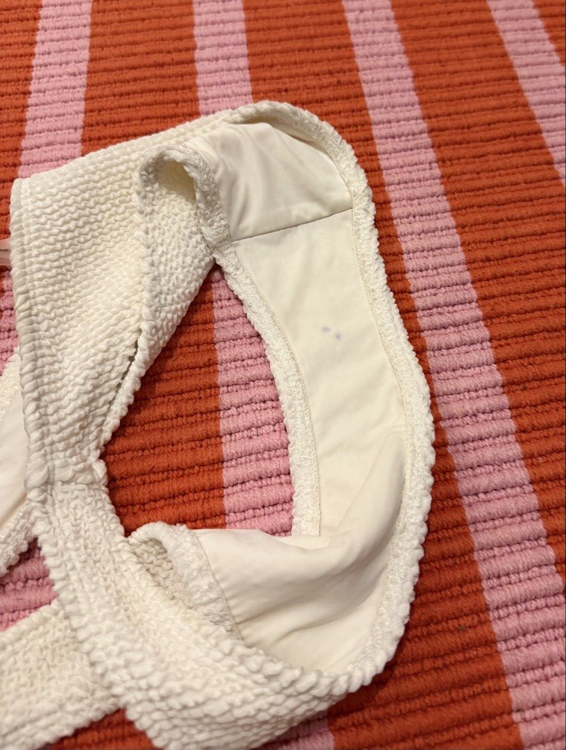 Yukari white bikini set （分類：泳衣）位於 Hong Kong。 由 westfield_one 提交（商品編號 1457535770，圖片 5）。簡介： Wore 2-3 times; stains showed on picture。