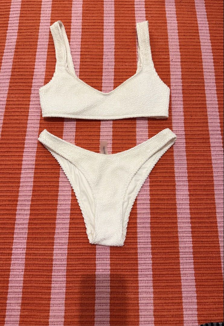 Yukari white bikini set （分類：泳衣）位於 Hong Kong。 由 westfield_one 提交（商品編號 1457535770，圖片 1）。簡介： Wore 2-3 times; stains showed on picture。