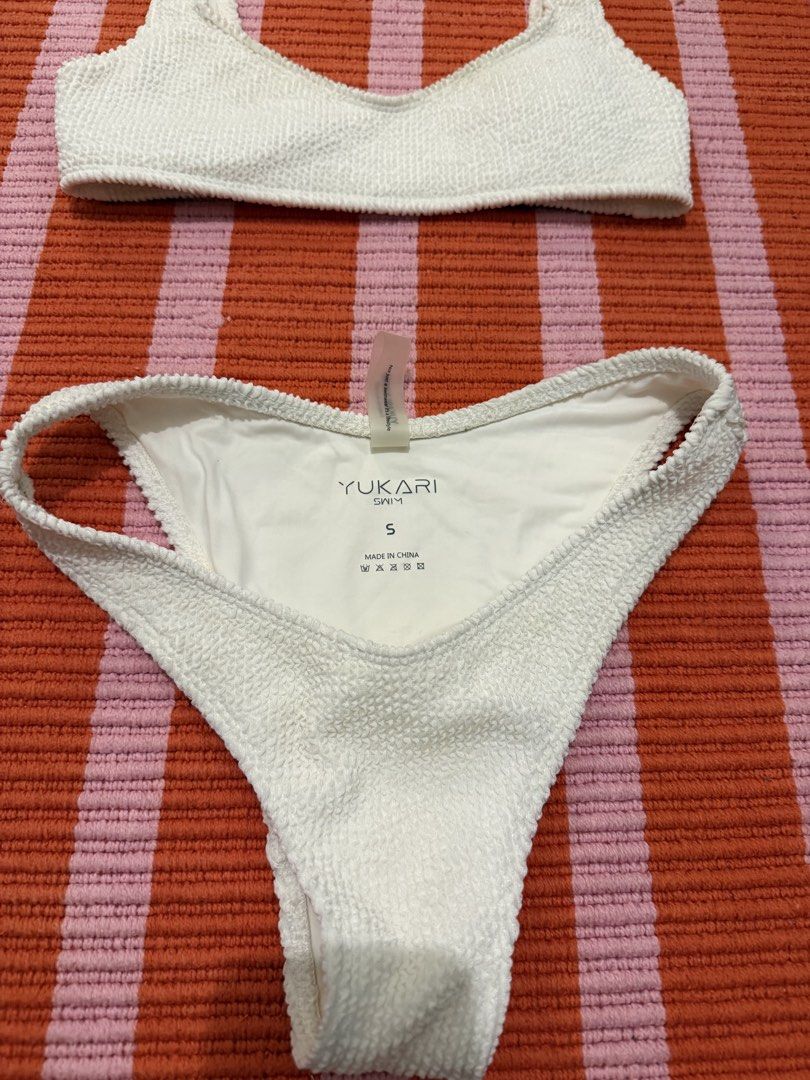 Yukari white bikini set （分類：泳衣）位於 Hong Kong。 由 westfield_one 提交（商品編號 1457535770，圖片 4）。簡介： Wore 2-3 times; stains showed on picture。