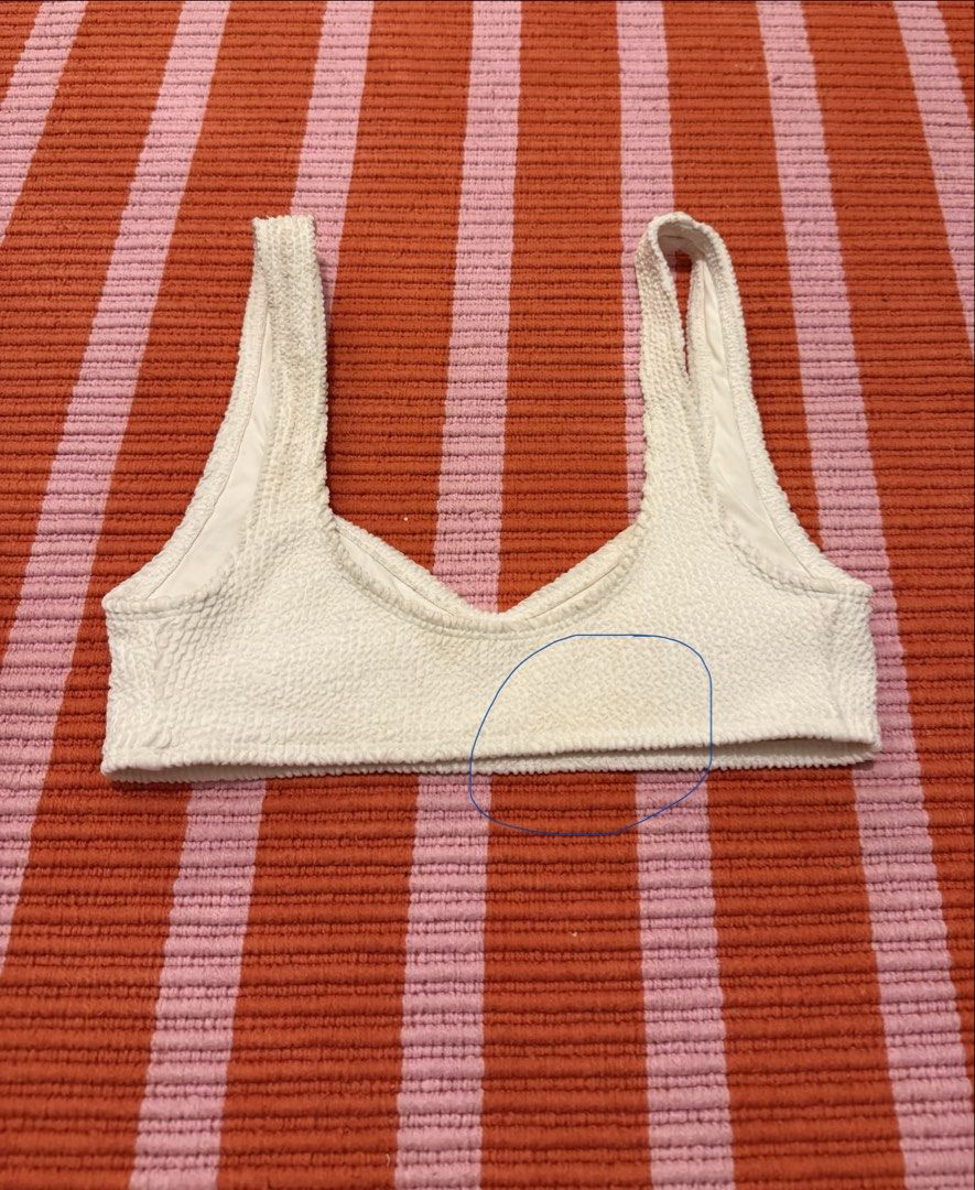 Yukari white bikini set （分類：泳衣）位於 Hong Kong。 由 westfield_one 提交（商品編號 1457535770，圖片 2）。簡介： Wore 2-3 times; stains showed on picture。