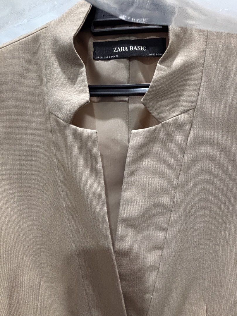 Zara Basic Jacket Light Brown (Category: Coats, Jackets and Outerwear) located in Kuala Lumpur. Submitted by a2m177 (Listing ID 1457686032, Image 3). Description: - Zara Basic Jacket - Color: Beige - Size: EUR 36 / USA 4 / MEX 26 - Made in China - Ideal for office wear.