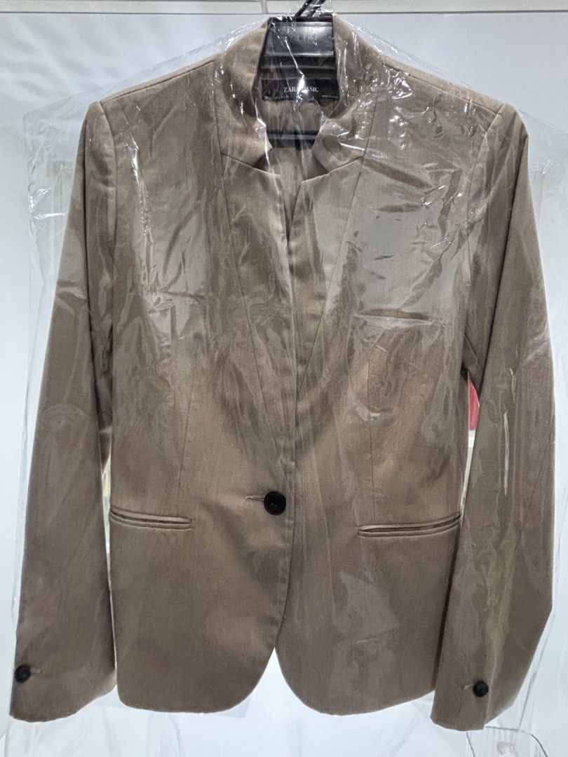 Zara Basic Jacket Light Brown (Category: Coats, Jackets and Outerwear) located in Kuala Lumpur. Submitted by a2m177 (Listing ID 1457686032, Image 1). Description: - Zara Basic Jacket - Color: Beige - Size: EUR 36 / USA 4 / MEX 26 - Made in China - Ideal for office wear.