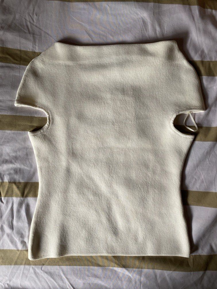 ZARA KNIT BOAT TOP WHITE (Category: Others Tops) located in Pasig City. Submitted by r_trunc (Listing ID 1456319265, Image 3). Description: BRAND NEW AND WITH TAGS SIZE XS (CAN FIT UP TO S) LAST PRICE POSTED NO WHEN WORN, USE MODEL IMAGE FOR YOUR REFERENCE.