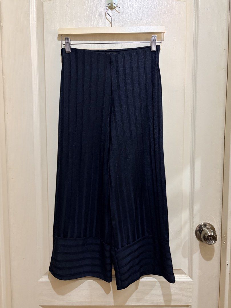 Zara Striped Black Trousers (Category: Other Bottoms) located in Pasig City. Submitted by shopsmart.mnl (Listing ID 1457653103, Image 2). Description: Excellent condition Band is garterized can fit up to 30" S in tag fits up to M No when worn.