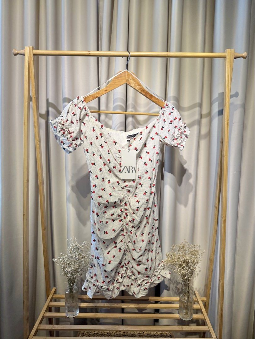 Zara white cherry dress (Category: Dresses) located in Makati City. Submitted by uniquefindings (Listing ID 1457646276, Image 3). Description: .