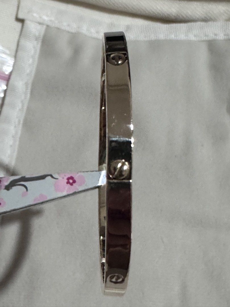 18kt Yellow gold bangle (Category: Bracelets) located in Manila. Submitted by gr8brands4less (Listing ID 1457866269, Image 3). Description: 18kt yellow gold bangle screw lock +/ - 4.61gms, on hand for pick up only near Robinsons Manila ₱33k fix.