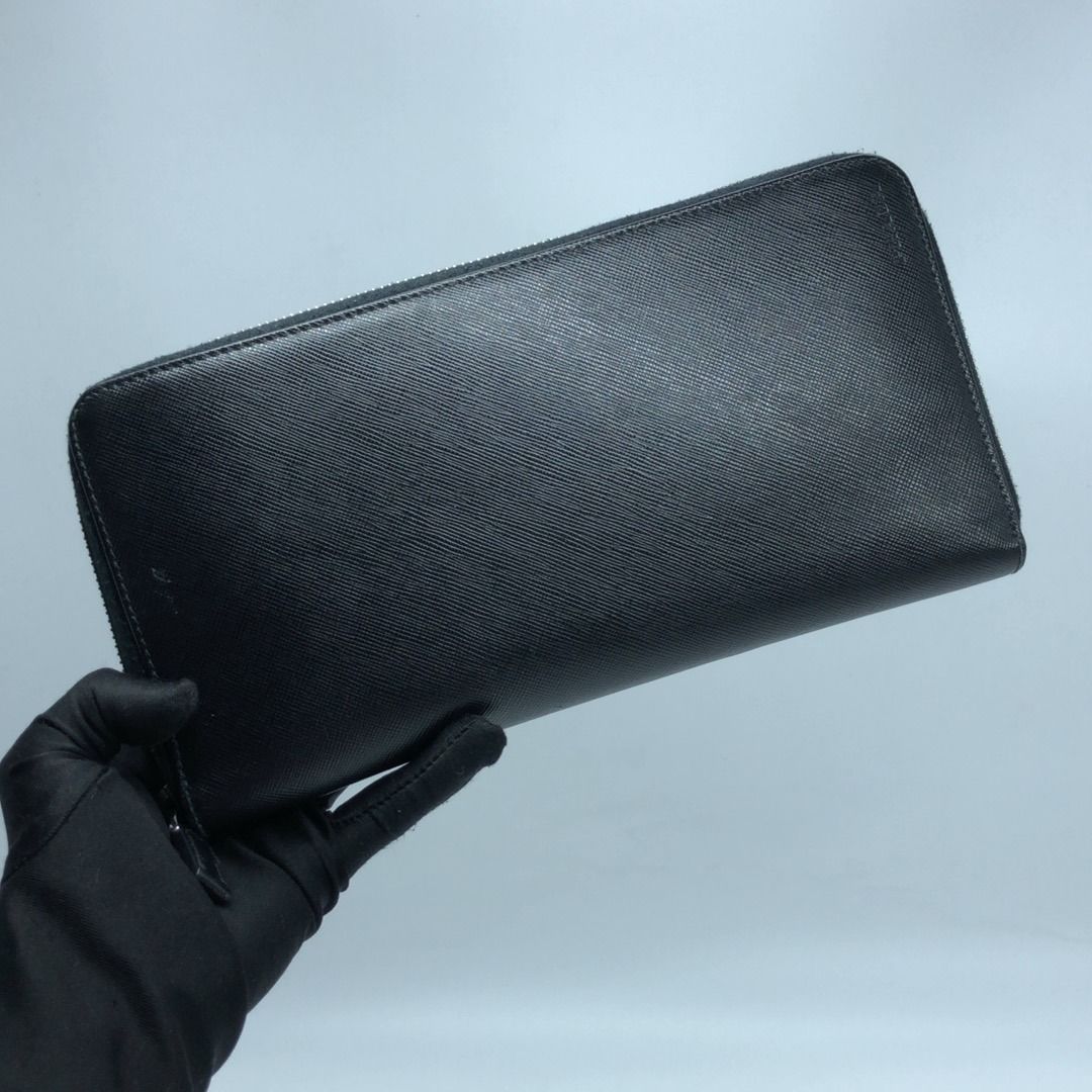 267008181 PRADA SLG SAFFIANO 1ML188 (Category: Luxury Bags & Wallets) located in Taguig. Submitted by ecoring.ph (Listing ID 1457784241, Image 1). Description: ◆CONDITION: B ◆DESCRIPTIONS: (Other defects/info:) OUTER: The body and bottom of the bag have minimal scratches and show visible signs of use. Overall, the bag remains in good and almost-new condition. INNER: The zipper closure of the organizer has fabric pilling and stains, showing visibl