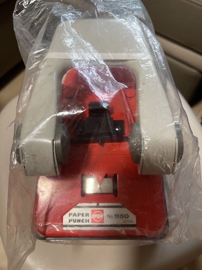 全新日本雙孔打孔機 （分類：文具及工藝 - 畫作及印刷品）位於 Hong Kong。 由 mimiworld_520 提交（商品編號 1457798555，圖片 3）。簡介： 全新日本雙孔打孔機，一次約可打穿64gsm紙29張，盒較殘但全新，介意勿擾，謝謝🙏🏼。