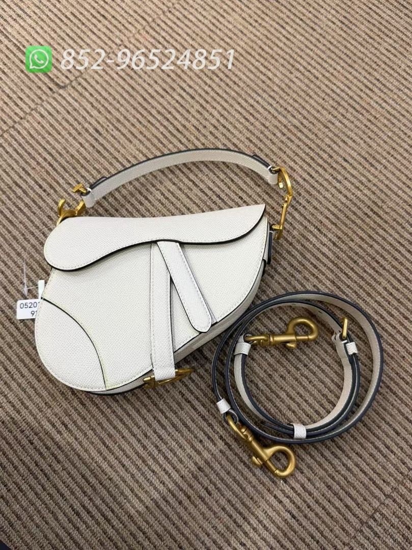 🔥全新閒置 可送禮✨全港最平 ‼支持面交陪驗 ‼🌈Dior Medium Saddle Bag with Strap M0455CBAA-M030 White 白色 中號 馬鞍包💖可單肩 可斜肩👏現貨 #女款手袋#通勤#百搭#DIOR#shoulder bag#crossbody bag#Luxury Bags#gift #birthday gift #生日禮物#情人節禮物 #禮物 Legit正品證書🌟WA：+852 9652 4851🌟 （分類：手袋及銀包）位於 Hong Kong。 由 horoluxe 提交（商品編號 1457744099，圖片 2）。簡介： 🔕 官網發售價：39400HKD ✅ 我地全新閒置只要：13000HKD Dior Medium Saddle Bag with Strap （M0455CBAA-M030） Dimension：25.5 x 20 x 6.5 CM (Length x Height x Width) Colors : White