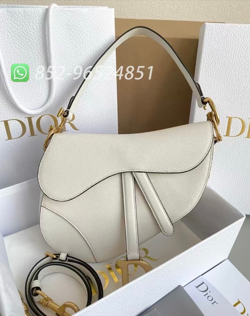 🔥全新閒置 可送禮✨全港最平 ‼支持面交陪驗 ‼🌈Dior Medium Saddle Bag with Strap M0455CBAA-M030 White 白色 中號 馬鞍包💖可單肩 可斜肩👏現貨 #女款手袋#通勤#百搭#DIOR#shoulder bag#crossbody bag#Luxury Bags#gift #birthday gift #生日禮物#情人節禮物 #禮物 Legit正品證書🌟WA：+852 9652 4851🌟 （分類：手袋及銀包）位於 Hong Kong。 由 horoluxe 提交（商品編號 1457744099，圖片 1）。簡介： 🔕 官網發售價：39400HKD ✅ 我地全新閒置只要：13000HKD Dior Medium Saddle Bag with Strap （M0455CBAA-M030） Dimension：25.5 x 20 x 6.5 CM (Length x Height x Width) Colors : White