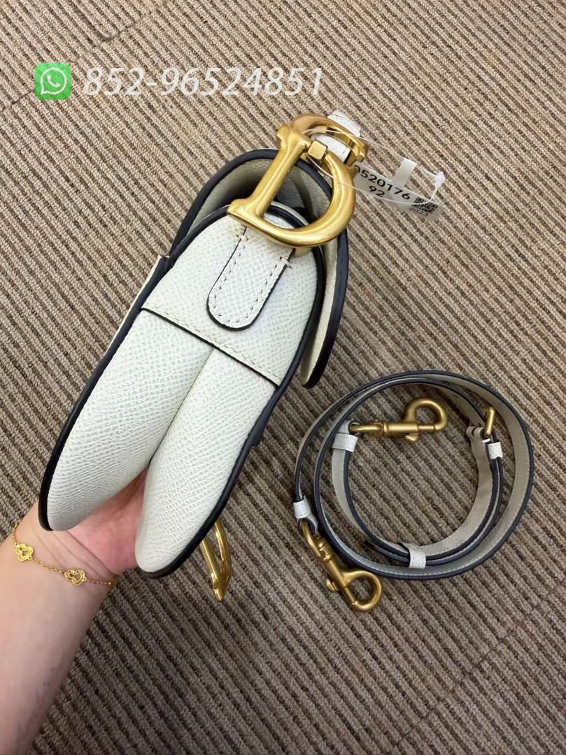 🔥全新閒置 可送禮✨全港最平 ‼支持面交陪驗 ‼🌈Dior Medium Saddle Bag with Strap M0455CBAA-M030 White 白色 中號 馬鞍包💖可單肩 可斜肩👏現貨 #女款手袋#通勤#百搭#DIOR#shoulder bag#crossbody bag#Luxury Bags#gift #birthday gift #生日禮物#情人節禮物 #禮物 Legit正品證書🌟WA：+852 9652 4851🌟 （分類：手袋及銀包）位於 Hong Kong。 由 horoluxe 提交（商品編號 1457744099，圖片 3）。簡介： 🔕 官網發售價：39400HKD ✅ 我地全新閒置只要：13000HKD Dior Medium Saddle Bag with Strap （M0455CBAA-M030） Dimension：25.5 x 20 x 6.5 CM (Length x Height x Width) Colors : White