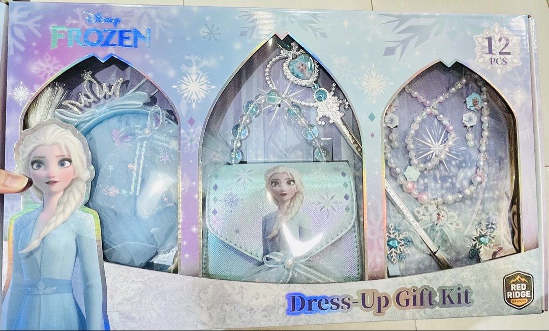 現貨💎🎃正版 迪士尼公主 ELSA公主皇冠閃石頭箍 寶石權杖 手提包包 頸鏈手鏈耳環飾物禮盒 冰雪奇緣 魔雪奇緣 ELSA公仔兒童首飾 ELSA頭箍 ELSA皇冠 生日禮物 結婚禮物 🎄聖誕節禮物 🎃萬聖節裝扮 萬聖節服裝 派對服裝 DISNEY PRINCESS FROZEN ELSA DRESS UP KIT CROWN JEWERY ACCESSORY NECKLACE EARRINGS HAND BAG BIRTHDAY WEDDING HALLOWEEN CHRISTMAS PARTY （分類：鑽飾）位於 Hong Kong。 由 swroom 提交（商品編號 1457799764，圖片 1）。簡介： 🚚 🎁 只限郵寄運送 🎁 ▫️▫️商品詳情▫️▫️ 🎁 $330盒 ( 全新未開封) 💝節日銷情迅速請早訂購售完即止❣️ 🛍更多最新禮品玩具 follow us ： carousell.com/swroom ▫️▫️購買付款詳情 ▫️▫️ 📥 請 INBOX