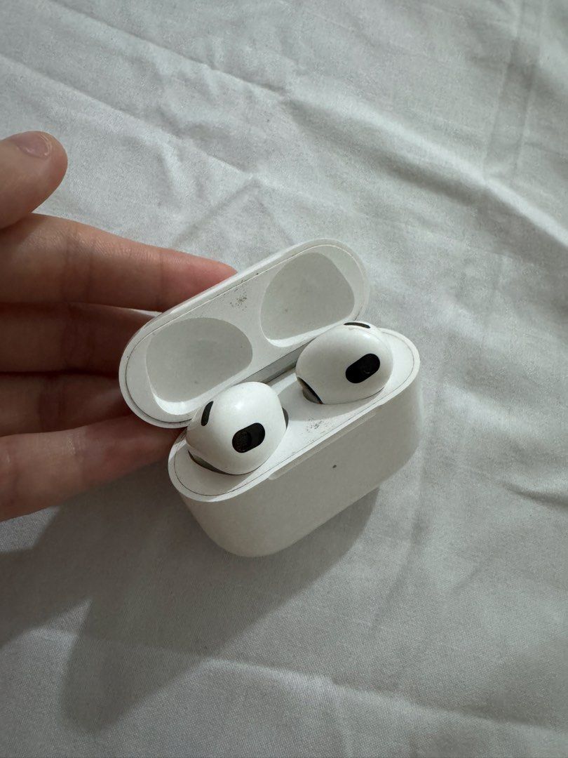 airpods 3rd gen (Category: Earphones) located in Pasay City. Submitted by gotchikucart (Listing ID 1457812328, Image 2). Description: .