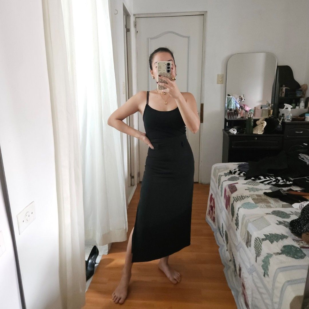 ALOHA STUDIO BLACH HW MIDI SKIRT W/ side slit (Category: Skirts) located in Carmona. Submitted by simplestashph (Listing ID 1457823836, Image 2). Description: 0103 ALOHA STUDIO BLACH HW MIDI SKIRT W/ side slit W 24 L 31 slits 15 Php 550.