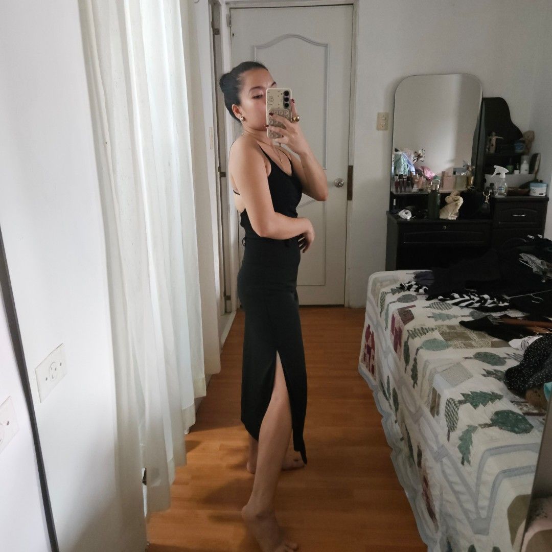 ALOHA STUDIO BLACH HW MIDI SKIRT W/ side slit (Category: Skirts) located in Carmona. Submitted by simplestashph (Listing ID 1457823836, Image 1). Description: 0103 ALOHA STUDIO BLACH HW MIDI SKIRT W/ side slit W 24 L 31 slits 15 Php 550.