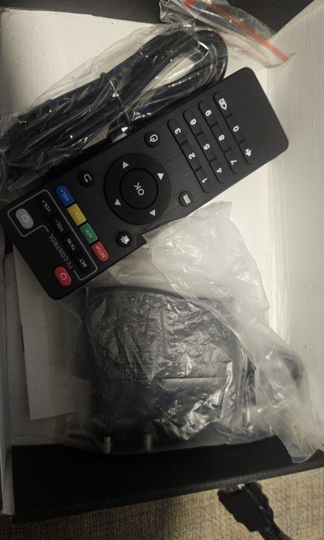 Android box (Category: Entertainment Systems & Smart Home Devices) located in Singapore. Submitted by xfxMxmxt (Listing ID 1457842232, Image 2). Description: selling as it don't ask so many Question no refund A.
