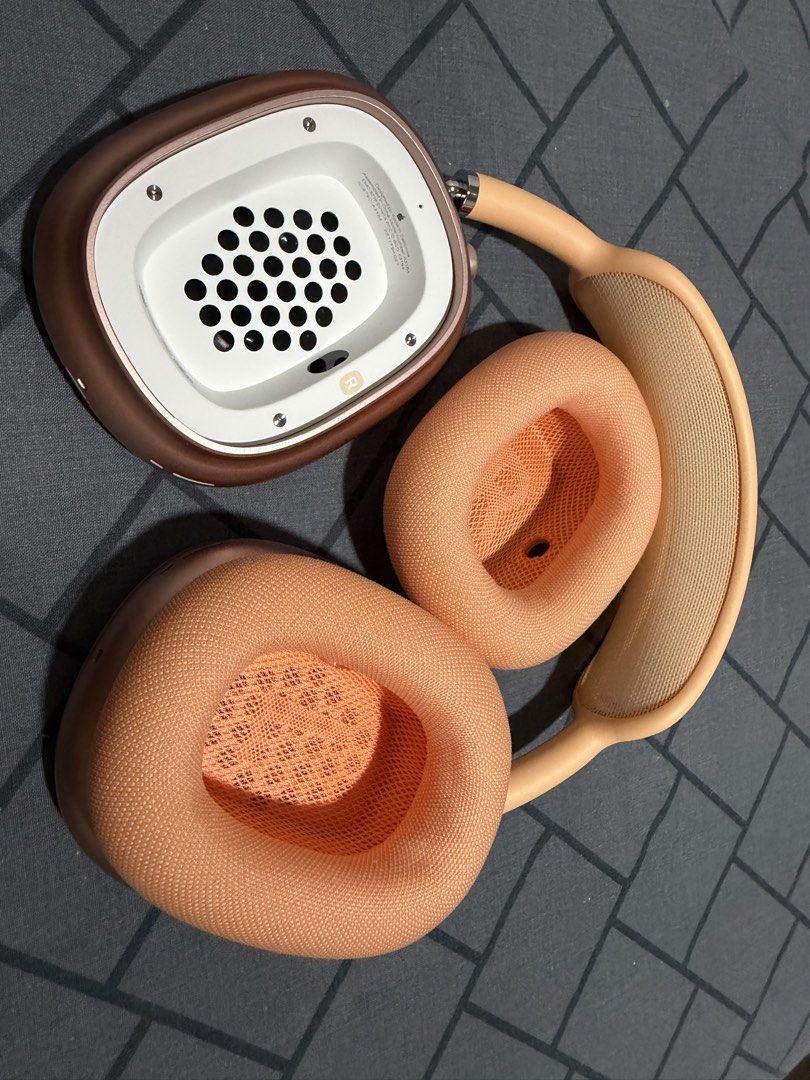 Apple Airpods Max (Category: Headphones & Headsets) located in Manila. Submitted by leron.981 (Listing ID 1457872125, Image 3). Description: Apple Airpods Max ‼️‼️MORE LOWER PRICE‼️‼️GET NIYO NAAA bought in USA july 2025 (wala na receipt) free case and silicon cover (medyo na damage box naipit kasi sa bagahe) binabaan ko na makuha na agad RFS: prefer ko parin yung airpods na earphone.