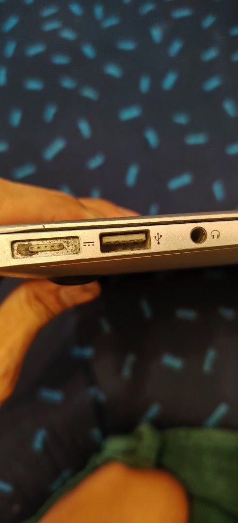 Apple MacBook Pro A1466 EMC 2925 (Category: Laptops & Notebooks) located in Manila. Submitted by warmphoenix_70b115 (Listing ID 1457850641, Image 1). Description: - MacBook Pro A1466 (EMC 2925) - Power Rating: 14.85V === 3.05A max - Connectivity: USB, Thunderbolt, SD card slots - Design: Designed by Apple in California, Assembled in China - Serial Number: C1MRGQSUSG940 - FCC ID: QDS-BRCM1072 - IC: 4324A-BRCM1072.
