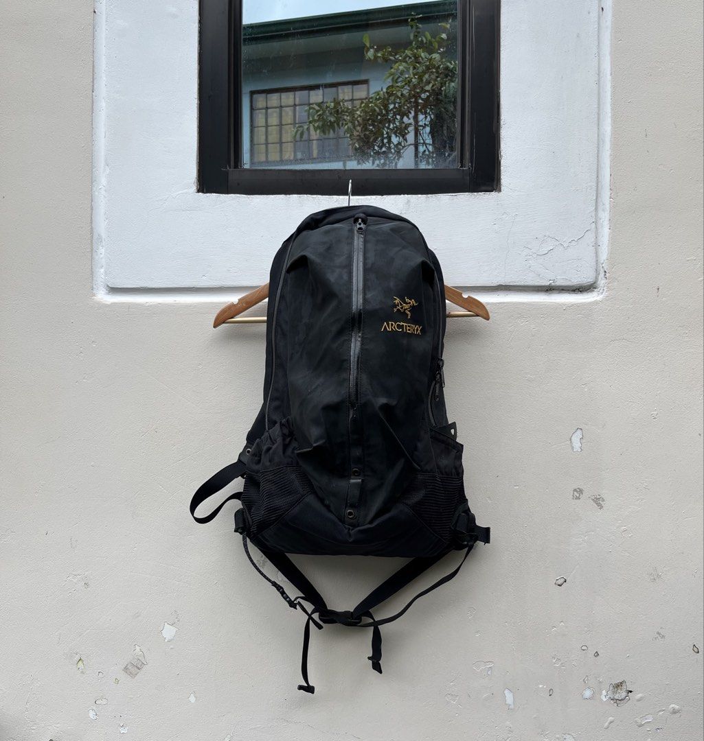 ARCTERYX ARRO 22 BACKPACK (Category: Backpacks) located in Baguio. Submitted by closetgc.clothingshop (Listing ID 1457752377, Image 1). Description: Arcteryx Arro 22 Backpack Guaranteed Authentic Very good condition Good for hiking / Trek / camping bag.