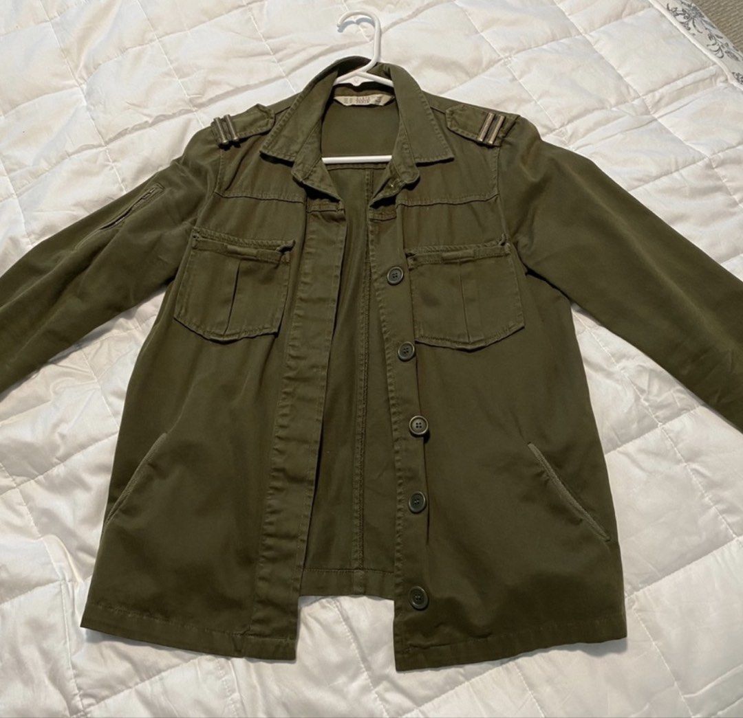 Army Green Jacket (Category: Coats, Jackets and Outerwear) located in Rizal. Submitted by decluttermommaa (Listing ID 1457836581, Image 2). Description: Rfs m: wont fit.