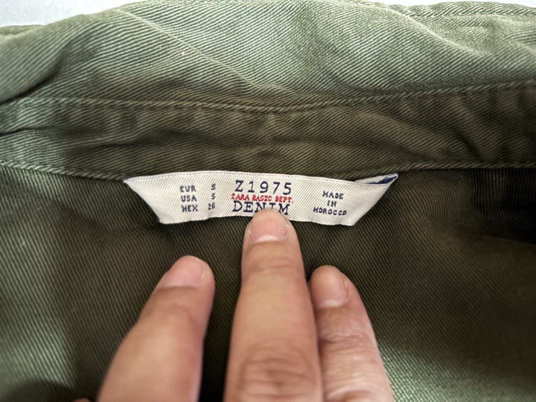 Army Green Jacket (Category: Coats, Jackets and Outerwear) located in Rizal. Submitted by decluttermommaa (Listing ID 1457836581, Image 3). Description: Rfs m: wont fit.