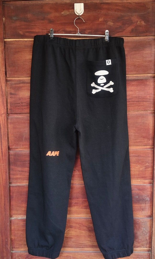 Authentic Aape jogger pants (Category: Joggers) located in Santiago. Submitted by ilocano.thrift (Listing ID 1457816179, Image 2). Description: -AAPE JOGGER -EXCELLENT CONDITION -32/34 GARTER.