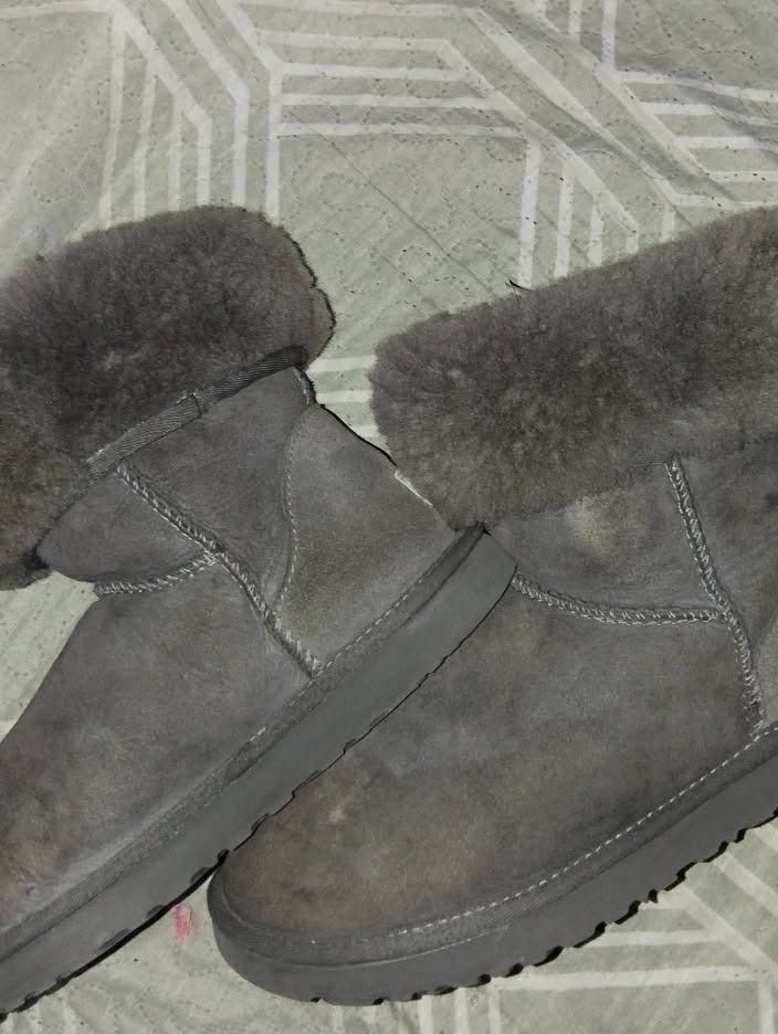 Authentic UGG Gray Shearling Boots (Size 7 US Women's) (Category: Boots) located in Caloocan City. Submitted by lirilarp (Listing ID 1457857021, Image 1). Description: (RUSH SALE NEED CASH) (price negotiable) Brand: UGG Australia Color: Gray Condition: Good secondhand condition. The inner shearling fur lining is clean and fluffy. Looks great when rolled down. Pls manage expectations: -Thrifted item -Has some light, typical color shading/faded wat