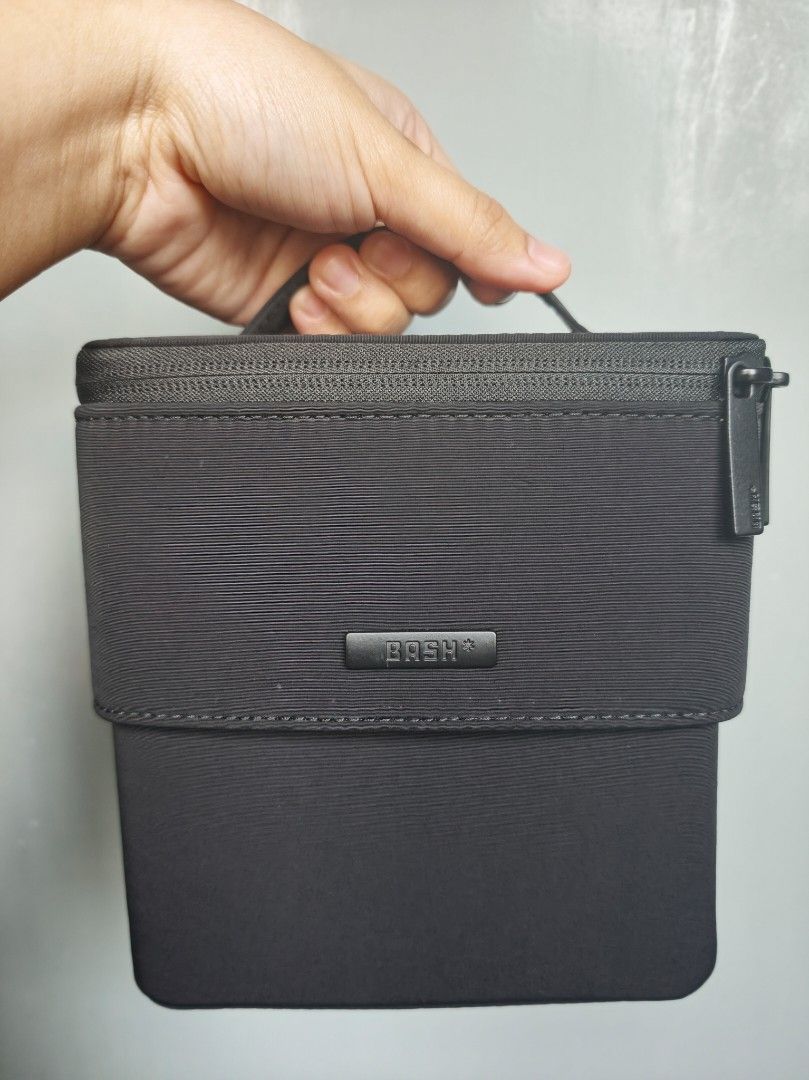 BASH Expedition Mini Flex Organizer (Black) (Category: Purses & Pouches) located in Quezon City. Submitted by jaaiimss (Listing ID 1457222799, Image 2). Description: BASH Expedition Mini Flex Organizer (Black) - with original packaging - size: L 16cm x W 8cm x H 8cm /14.5cm when expanded - ideal for toiletries, make-up, or skincare - can be expanded for taller bottles - water resistant RFS: will buy the bigger version 📍Quezon City ✅ payment firs