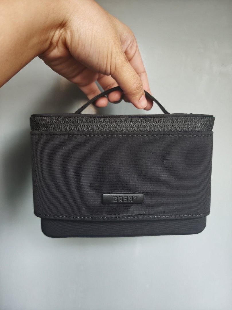 BASH Expedition Mini Flex Organizer (Black) (Category: Purses & Pouches) located in Quezon City. Submitted by jaaiimss (Listing ID 1457222799, Image 1). Description: BASH Expedition Mini Flex Organizer (Black) - with original packaging - size: L 16cm x W 8cm x H 8cm /14.5cm when expanded - ideal for toiletries, make-up, or skincare - can be expanded for taller bottles - water resistant RFS: will buy the bigger version 📍Quezon City ✅ payment firs