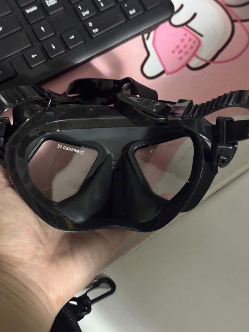 Black Diving Mask with Tempered CE Glass and Case (Category: Water Sports) located in Paranaque City. Submitted by babsdeclutter (Listing ID 1457836861, Image 3). Description: - Black diving mask - Tempered glass lenses with CE marking - Adjustable straps for a secure fit - Includes a hard protective case - Ideal for snorkeling and diving adventures.