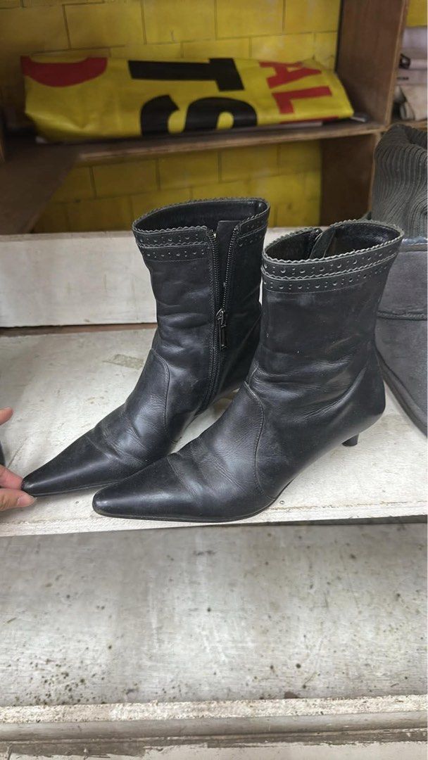 Black Leather Pointed Toe Ankle Boots (Category: Boots) located in Manila. Submitted by ysabellade60459 (Listing ID 1457792041, Image 1). Description: - Classic black leather ankle boots - Sleek pointed toe design - Comfortable kitten heel - Easy side zipper closure - Elegant scalloped edge with eyelet details - Perfect for dressing up or down SIZE 5-6.